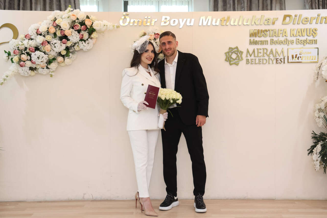 konyasporlu-melih-ibrahimoglu-hayatinin-en-mutlu-imzasini-atti