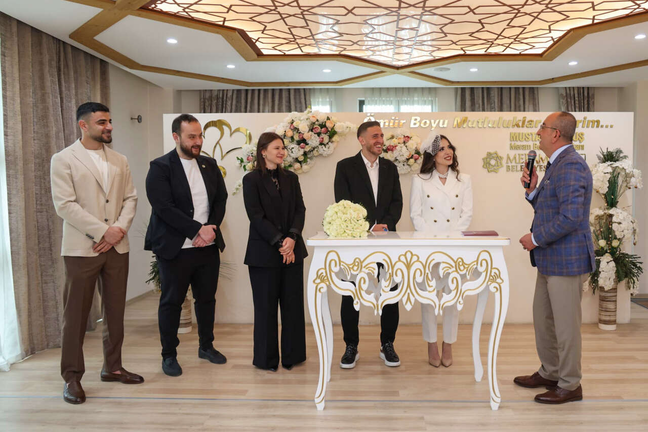 konyasporlu-melih-ibrahimoglu-hayatinin-en-mutlu-imzasini-atti