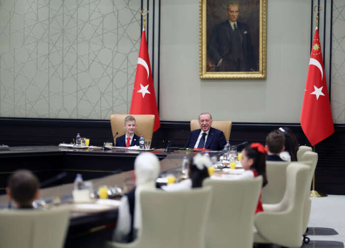 cumhurbaskani-erdogan-cocuklari-agirladi