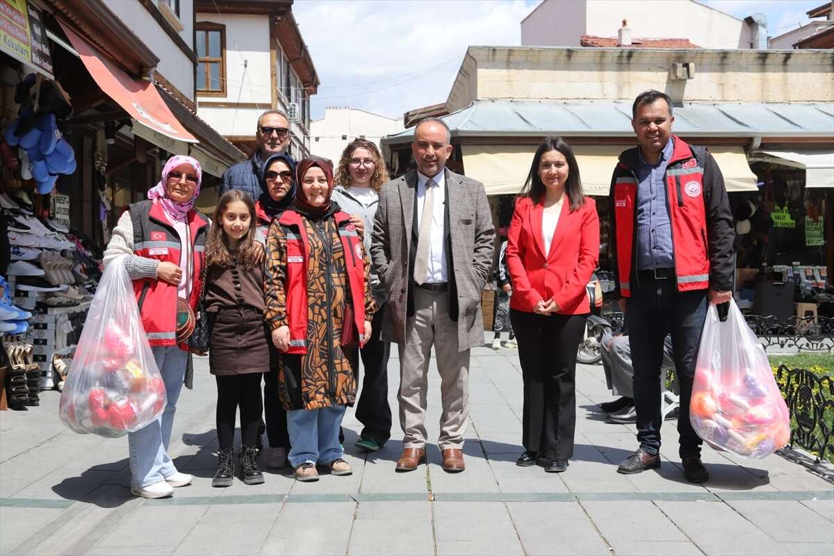 konya-bedestende-cocuklara-iyilik-dersi-oyuncagi-iade-eden-odulu-kapti