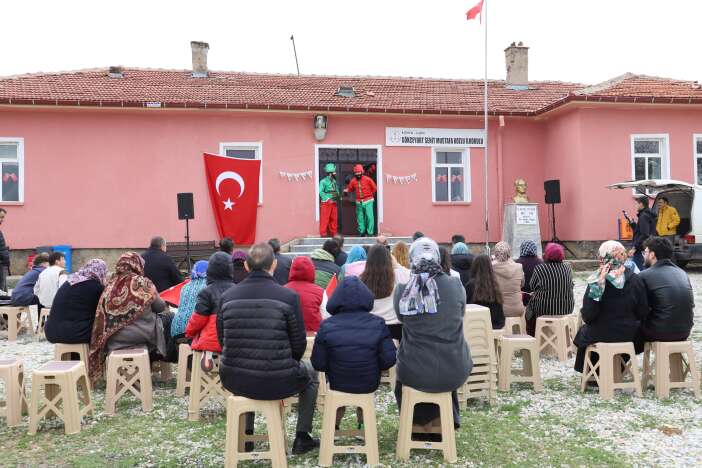turkiyede-gundem-olmustu-konyanin-1-ogretmen-1-ogrencili-unlu-okulunda-23-nisan-coskusu