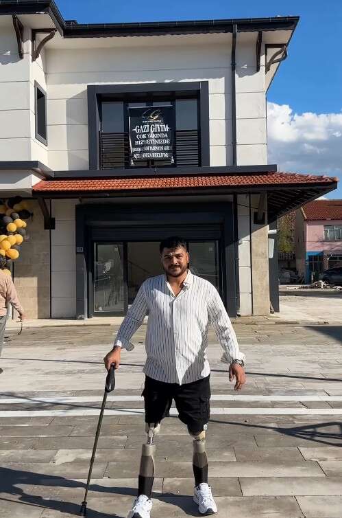 vatan-icin-iki-bacagini-feda-eden-gazi-emre-bayar-konyada-giyim-magazasi-aciyor