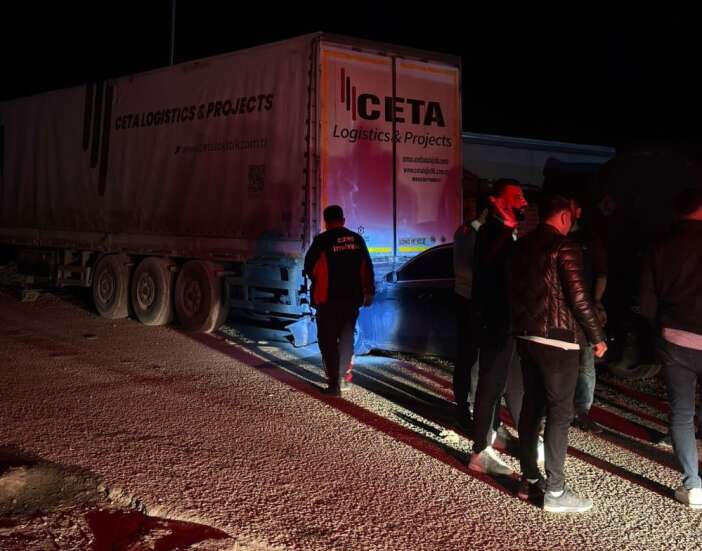 iki-tir-arasinda-kalan-audi-kagit-gibi-ezildi-surucu-yarali-kurtuldu