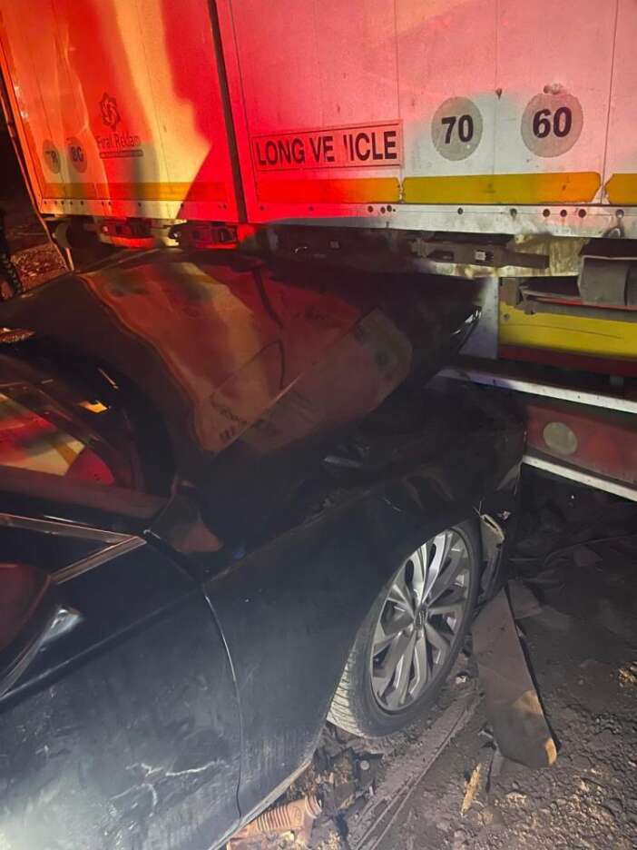 iki-tir-arasinda-kalan-audi-kagit-gibi-ezildi-surucu-yarali-kurtuldu