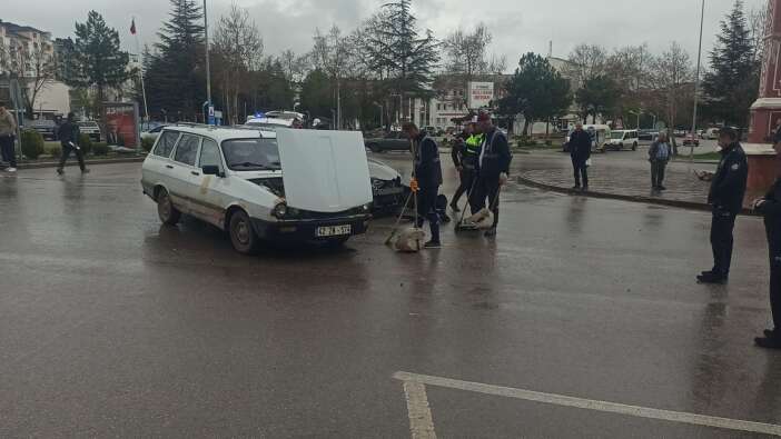 konyada-kavsakta-kaza-iki-otomobil-carpisti-1-yarali-var