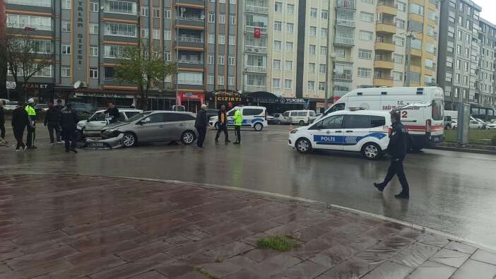 konyada-kavsakta-kaza-iki-otomobil-carpisti-1-yarali-var