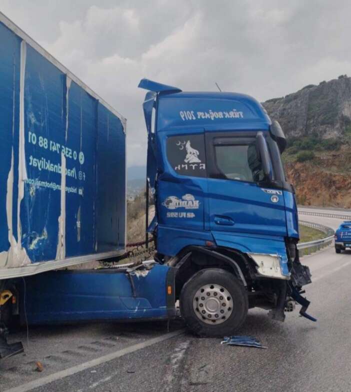 konya-plakali-tir-bariyerlere-carpti-surucu-yarali-kurtuldu