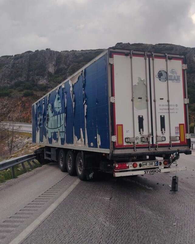 konya-plakali-tir-bariyerlere-carpti-surucu-yarali-kurtuldu