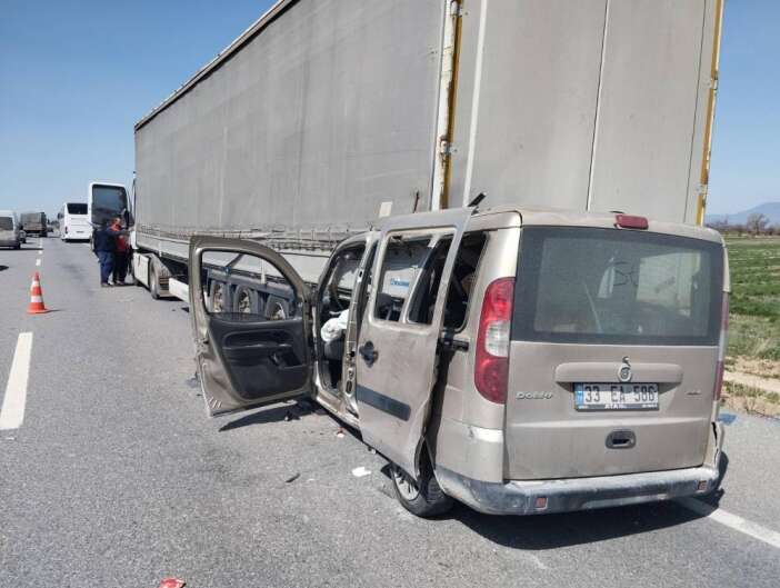 konya-yolunda-arac-tir-dorsesine-ok-gibi-saplandi-21-yasindaki-surucu-agir-yarali