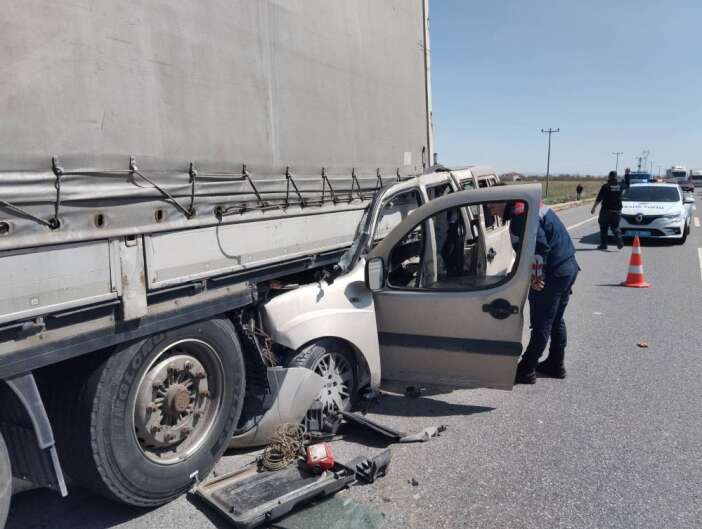 konya-yolunda-arac-tir-dorsesine-ok-gibi-saplandi-21-yasindaki-surucu-agir-yarali
