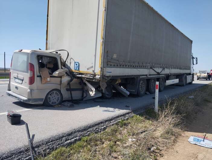 konya-yolunda-arac-tir-dorsesine-ok-gibi-saplandi-21-yasindaki-surucu-agir-yarali