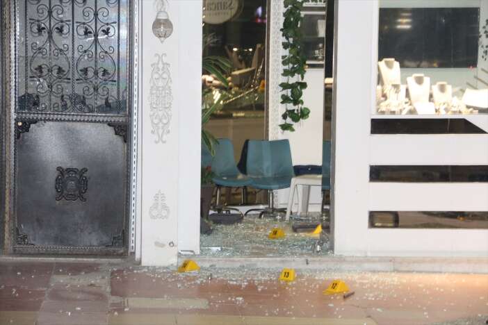 kuyumcu-soygununda-film-gibi-kovalamaca-kacarken-yola-altin-sactilar