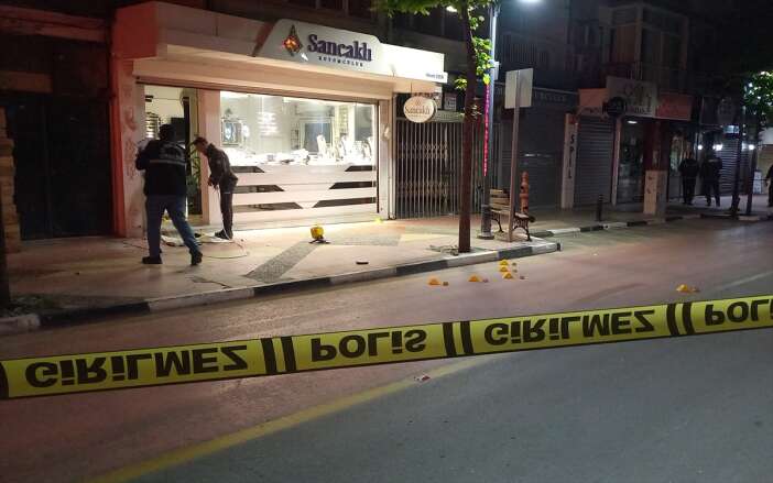 kuyumcu-soygununda-film-gibi-kovalamaca-kacarken-yola-altin-sactilar