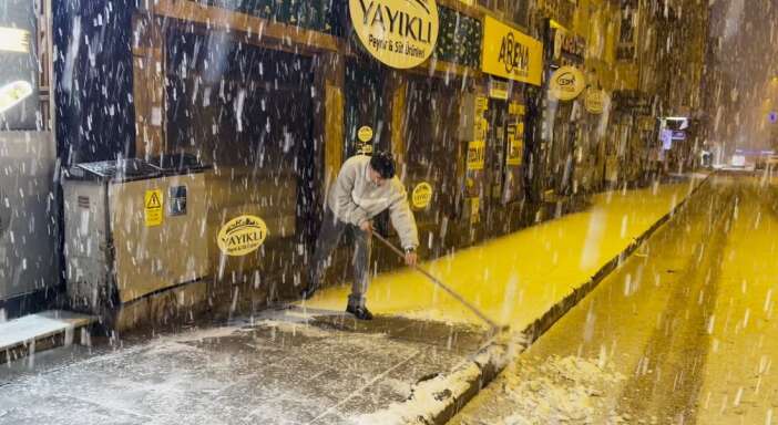 yazi-beklerken-kis-geri-dondu-kar-kalinligi-15-santimi-gecti