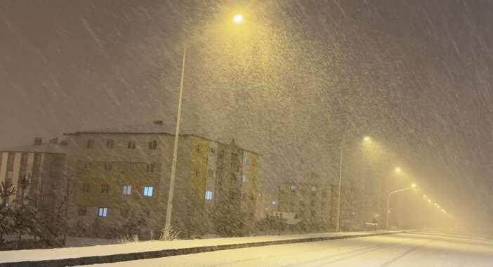 yazi-beklerken-kis-geri-dondu-kar-kalinligi-15-santimi-gecti