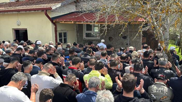 annesinin-bogazini-keserek-oldurdugu-bebek-topraga-verildi