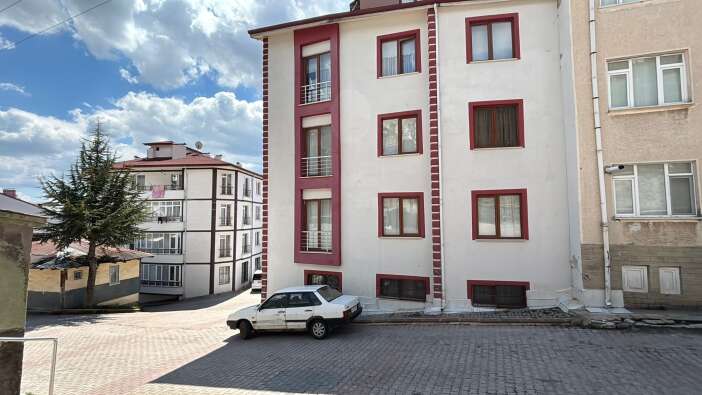 annesinin-bogazini-keserek-oldurdugu-bebek-topraga-verildi