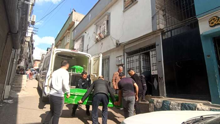 fenomen-babasini-olduren-kiz-tutuklandi