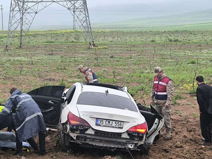 kamyonetle-otomobil-carpisti-2-olu-3-agir-yarali-var