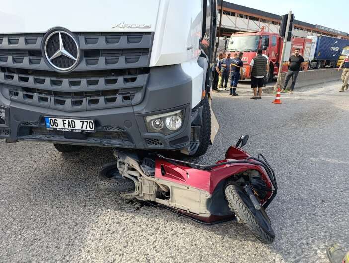 kamyonun-altinda-kalan-motosikletli-feci-sekilde-can-verdi
