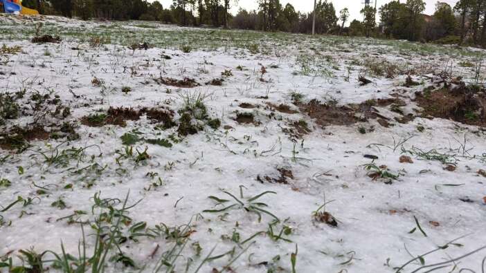 konyada-nisan-sonunda-dolu-surprizi-yagis-vurdu-araclar-yolda-kaldi