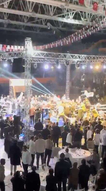 turk-ve-rus-boksorun-macinda-ortalik-savas-alanina-dondu-sandalyeler-havada-ucustu