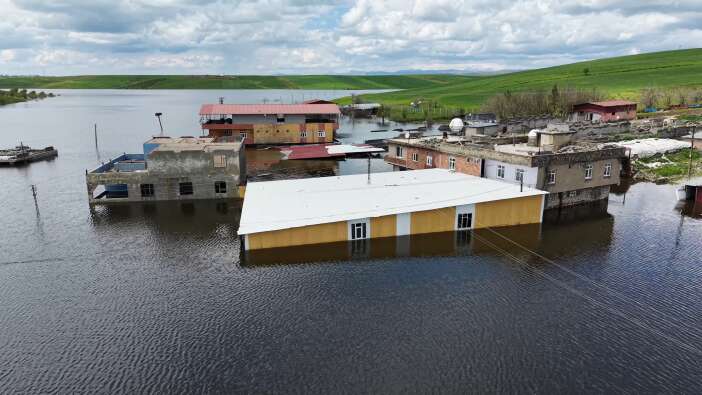 baraj-kapaklari-asiri-yagisa-dayanamadi-evler-su-altinda-kaldi