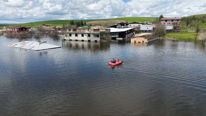 baraj-kapaklari-asiri-yagisa-dayanamadi-evler-su-altinda-kaldi