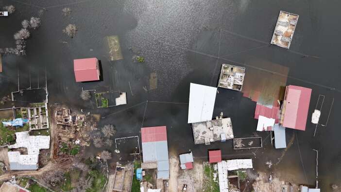 baraj-kapaklari-asiri-yagisa-dayanamadi-evler-su-altinda-kaldi