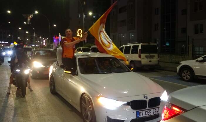 derbi-sonrasi-kutlama-yapan-galatasaray-taraftari-bicaklandi