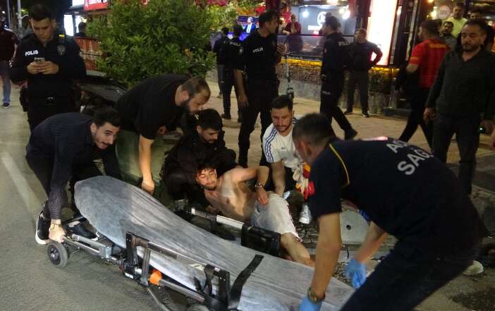 derbi-sonrasi-kutlama-yapan-galatasaray-taraftari-bicaklandi