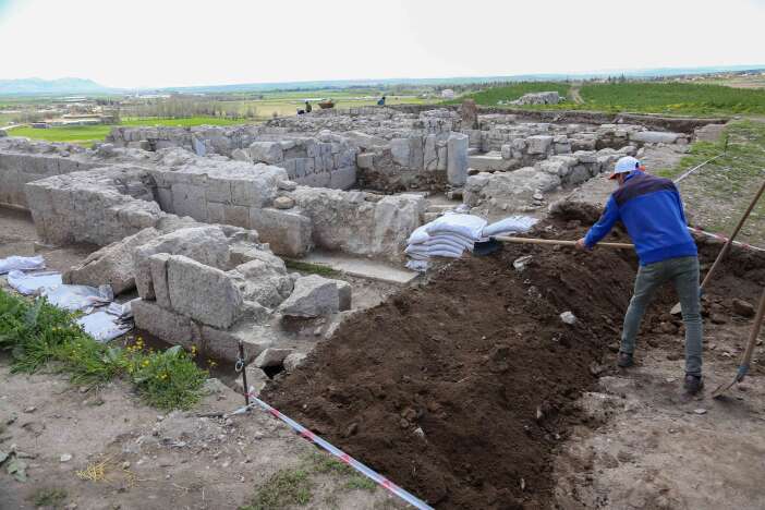 konyanin-tarihinde-ucuncu-sezon-antik-kentte-kazi-calismalari-basladi