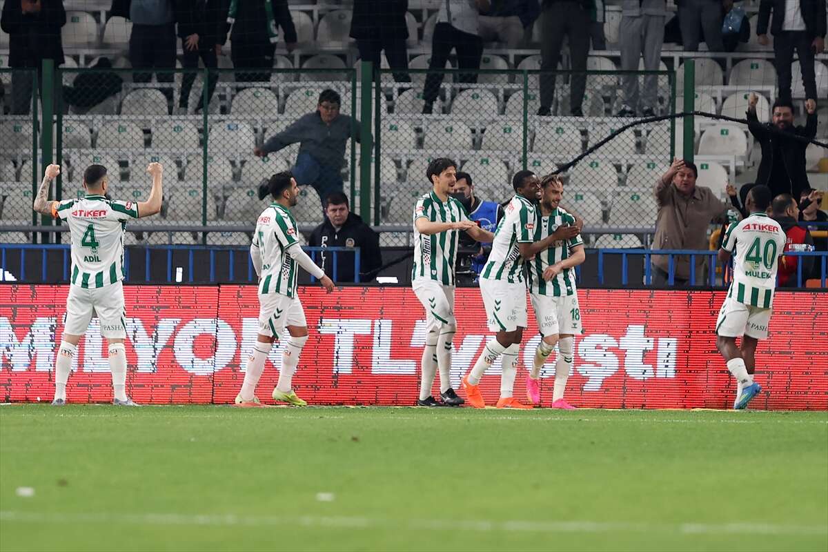 konyaspor-evinde-trabzonsporu-2-golle-gecti-seri-10-maca-cikti