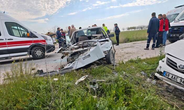 sultanhani-yolunda-biri-konya-plakali-iki-otomobil-carpisti-4-yarali