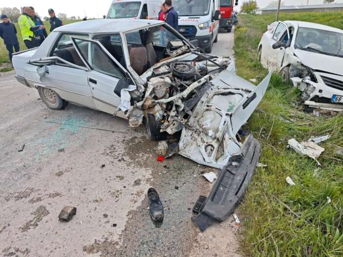 sultanhani-yolunda-biri-konya-plakali-iki-otomobil-carpisti-4-yarali