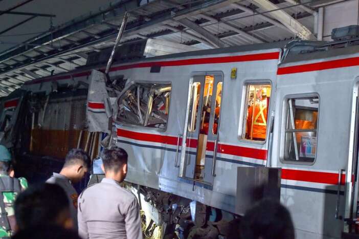 iki-tren-carpisti-cok-sayida-olu-ve-yarali-var