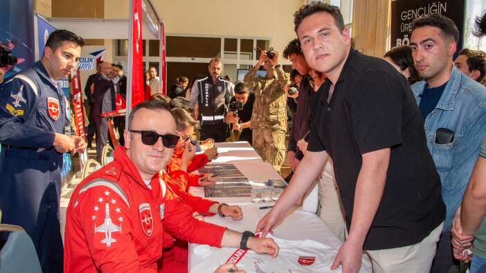 konyanin-gokyuzundeki-milli-gururu-universite-ogrencileriyle-bulustu