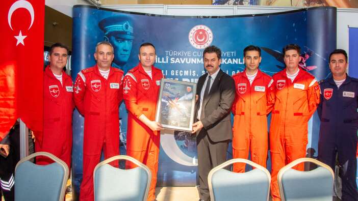 konyanin-gokyuzundeki-milli-gururu-universite-ogrencileriyle-bulustu