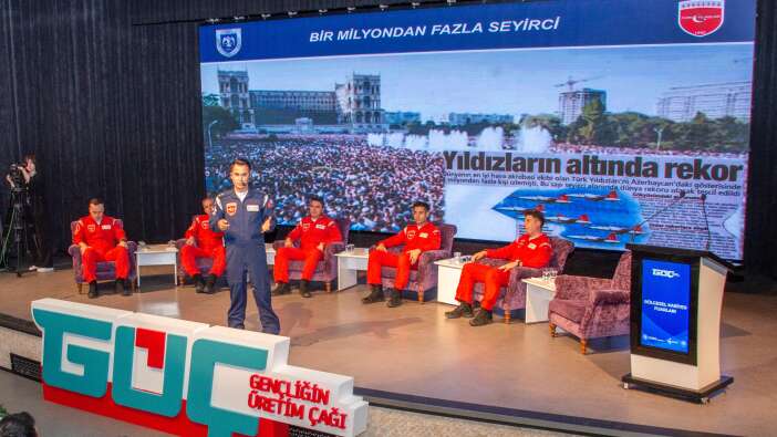 konyanin-gokyuzundeki-milli-gururu-universite-ogrencileriyle-bulustu