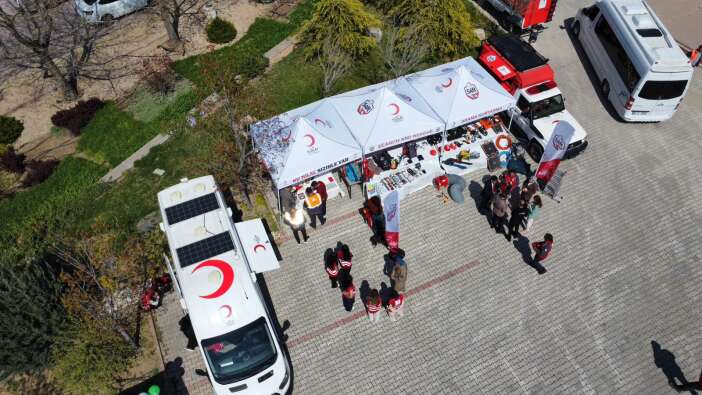 ikaf26da-kizilay-ekipleri-dikkatleri-uzerine-cekti