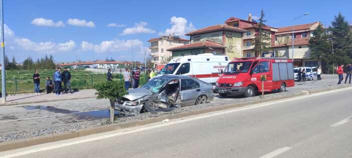 konyada-otomobiller-carpisti-2-agir-yarali-var