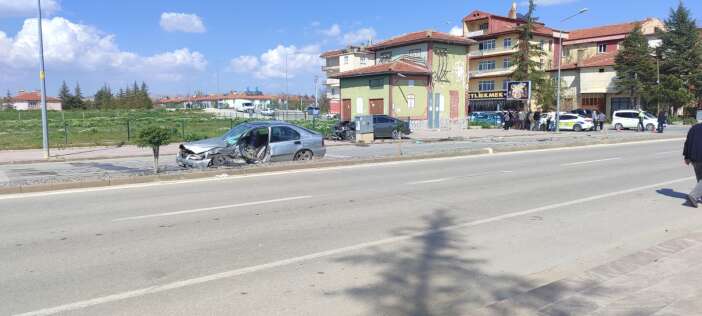 konyada-otomobiller-carpisti-2-agir-yarali-var