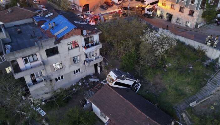 takla-atan-ogrenci-servisi-evin-catisina-uctu-1-olu