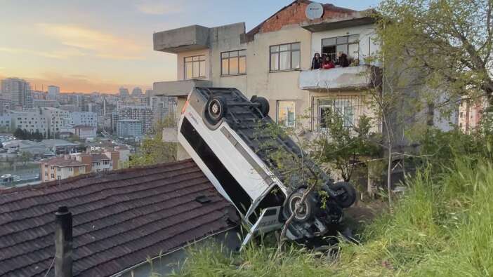 takla-atan-ogrenci-servisi-evin-catisina-uctu-1-olu