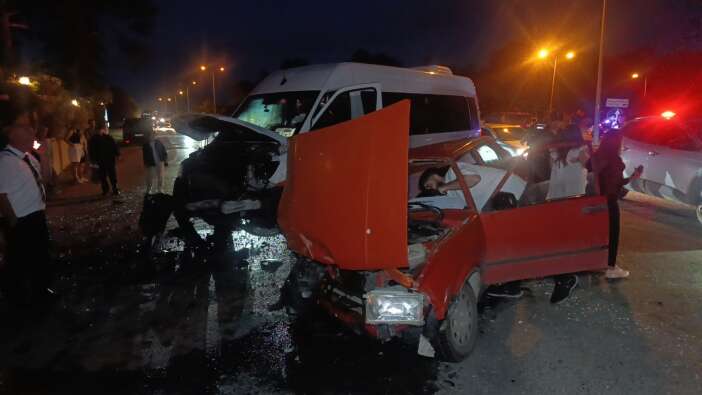 tur-minibusuyle-carpisan-tofas-hurdaya-dondu-4-kadin-yaralandi