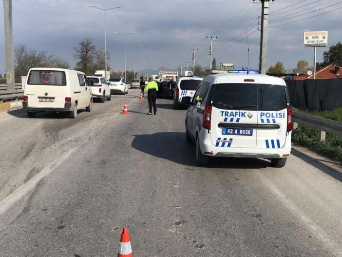 konya-zincirleme-kaza-3-aracin-surucusu-de-yaralandi