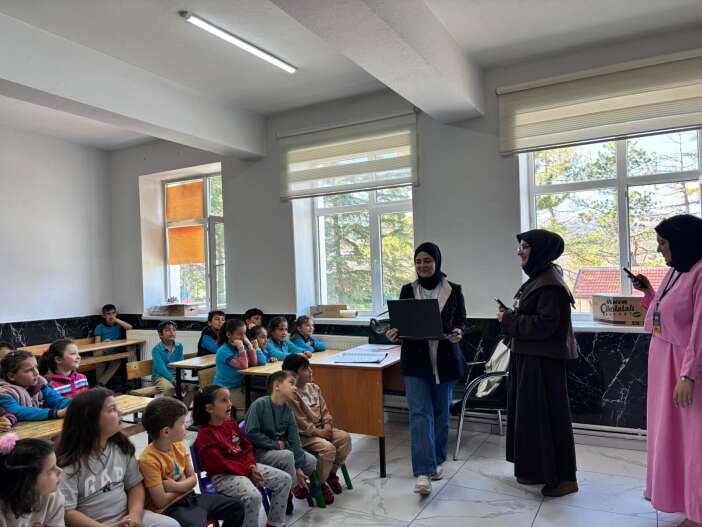 konyada-universiteli-gencler-cocuklari-bilim-sanat-ve-teknolojiyle-bulusturdu