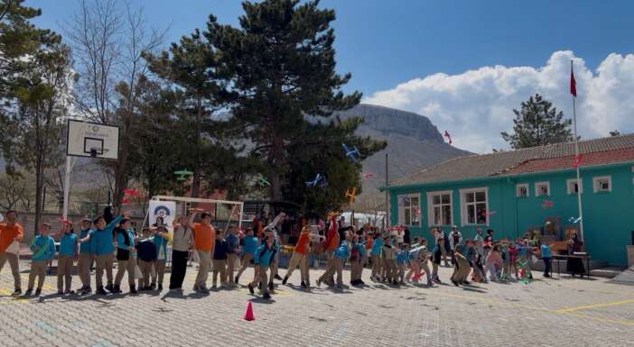 konyada-universiteli-gencler-cocuklari-bilim-sanat-ve-teknolojiyle-bulusturdu