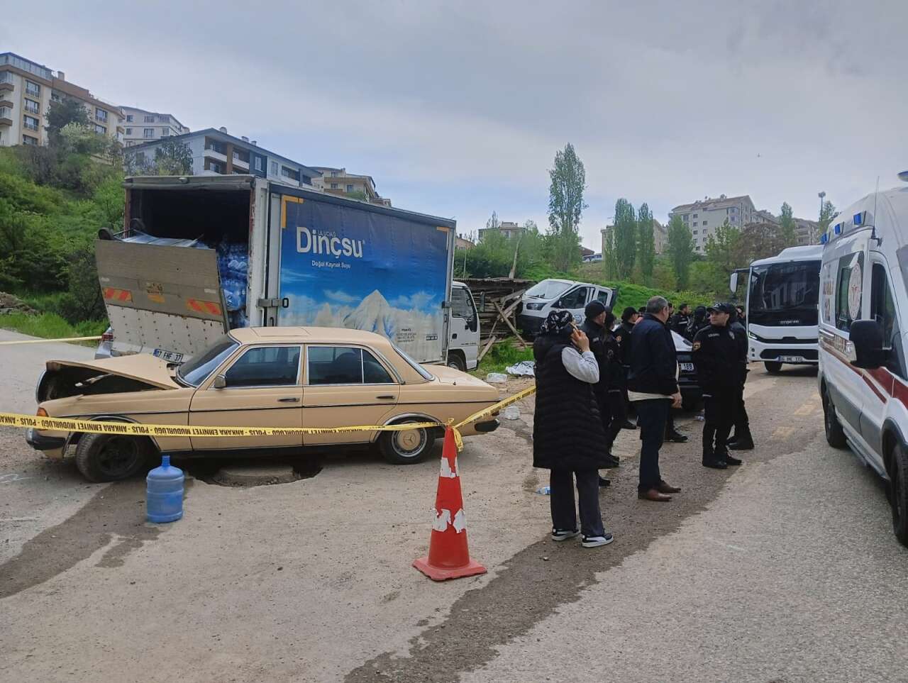 isci-bayraminda-kahreden-kaza-2-isci-kamyonun-altinda-kalarak-hayatini-kaybetti