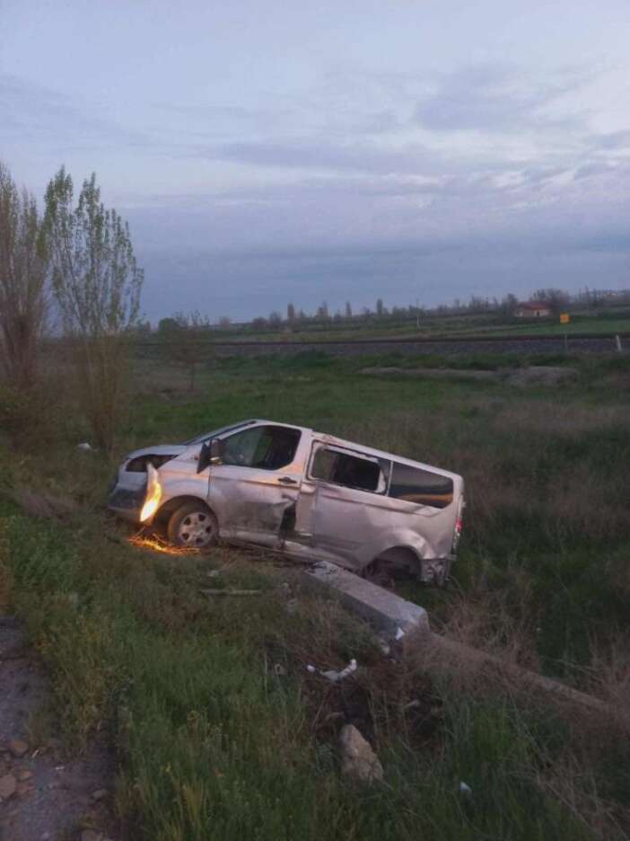 konya-yolunda-minibus-ile-otomobil-carpisti-6-yarali-var